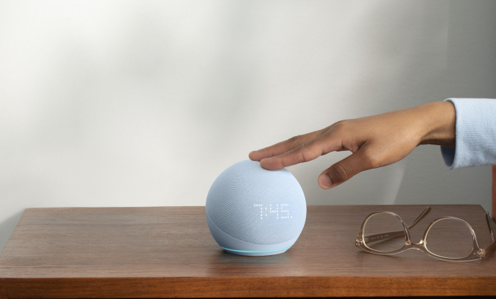 Echo Dot mit Uhr (Bild: Amazon)